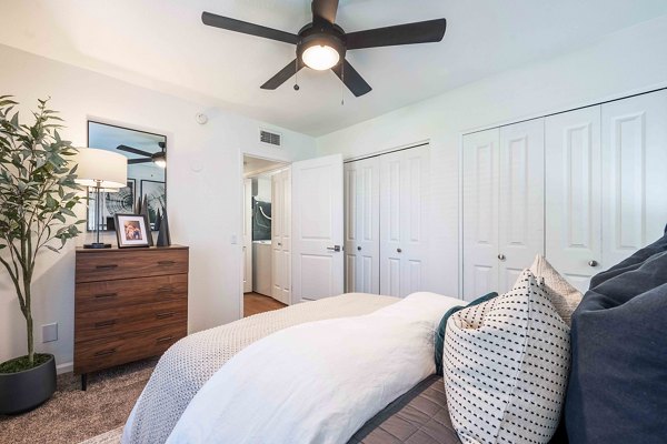 La Privada Apartments: Elegant bedroom with natural light and modern decor for luxury living