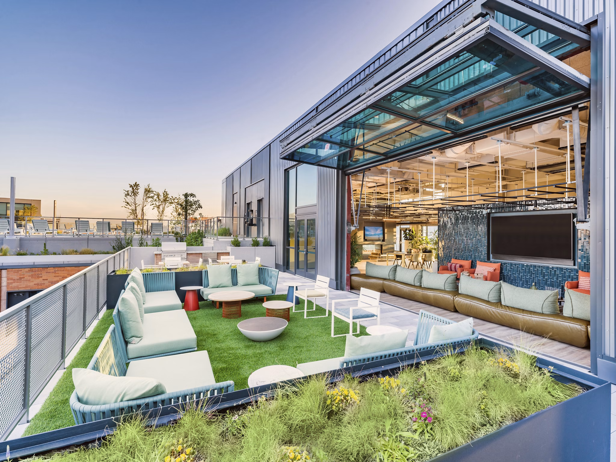 Courtyard with lush greenery at Market House Apartments