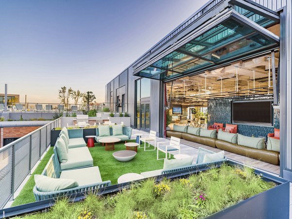 Courtyard with lush greenery at Market House Apartments