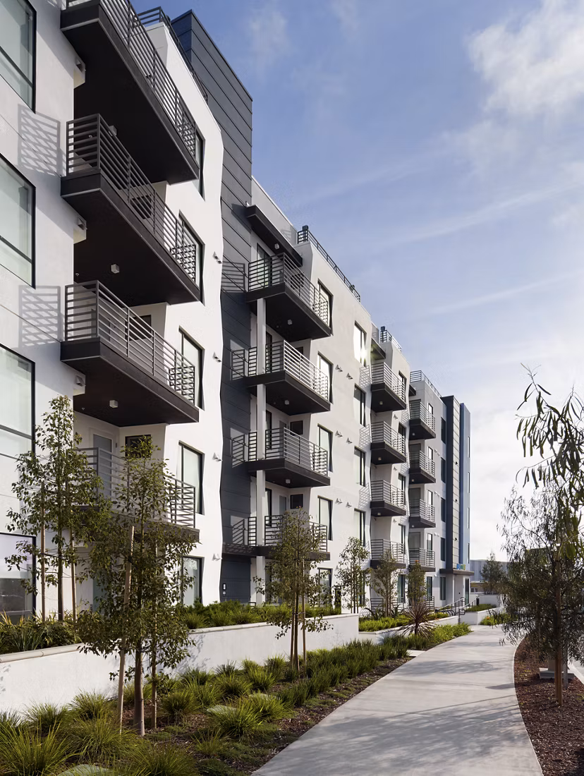 Eastway Apartments: Contemporary luxury apartment in Greystar's scenic living community
