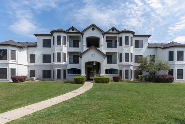 exterior at Sendero Ridge Apartments