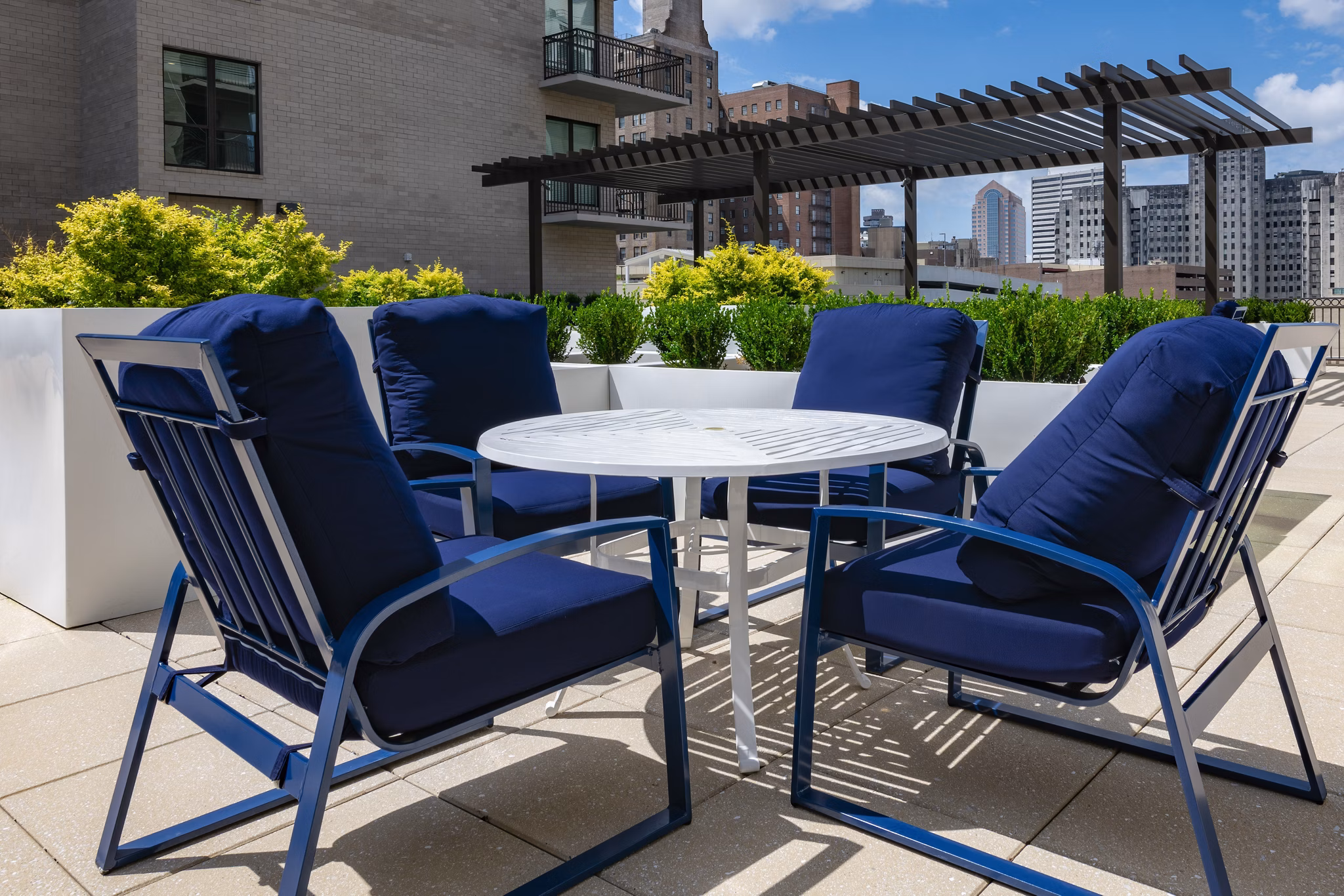 Courtyard at Canal 1535 Apartments featuring lush landscaping and outdoor seating