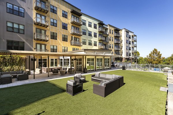 courtyard at River House Apartments