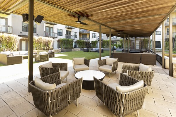 Courtyard with lush landscaping at River House Apartments luxury community