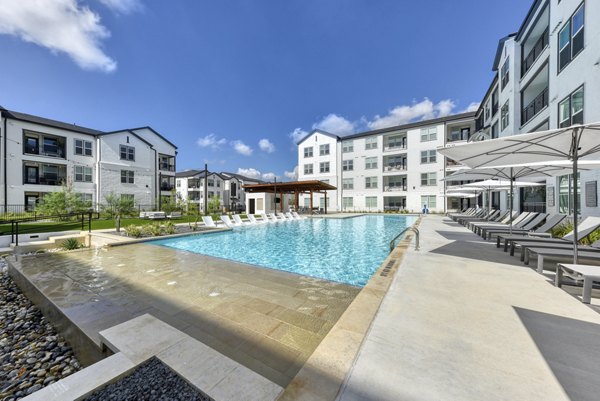 pool at Durrington Ridge Apartments