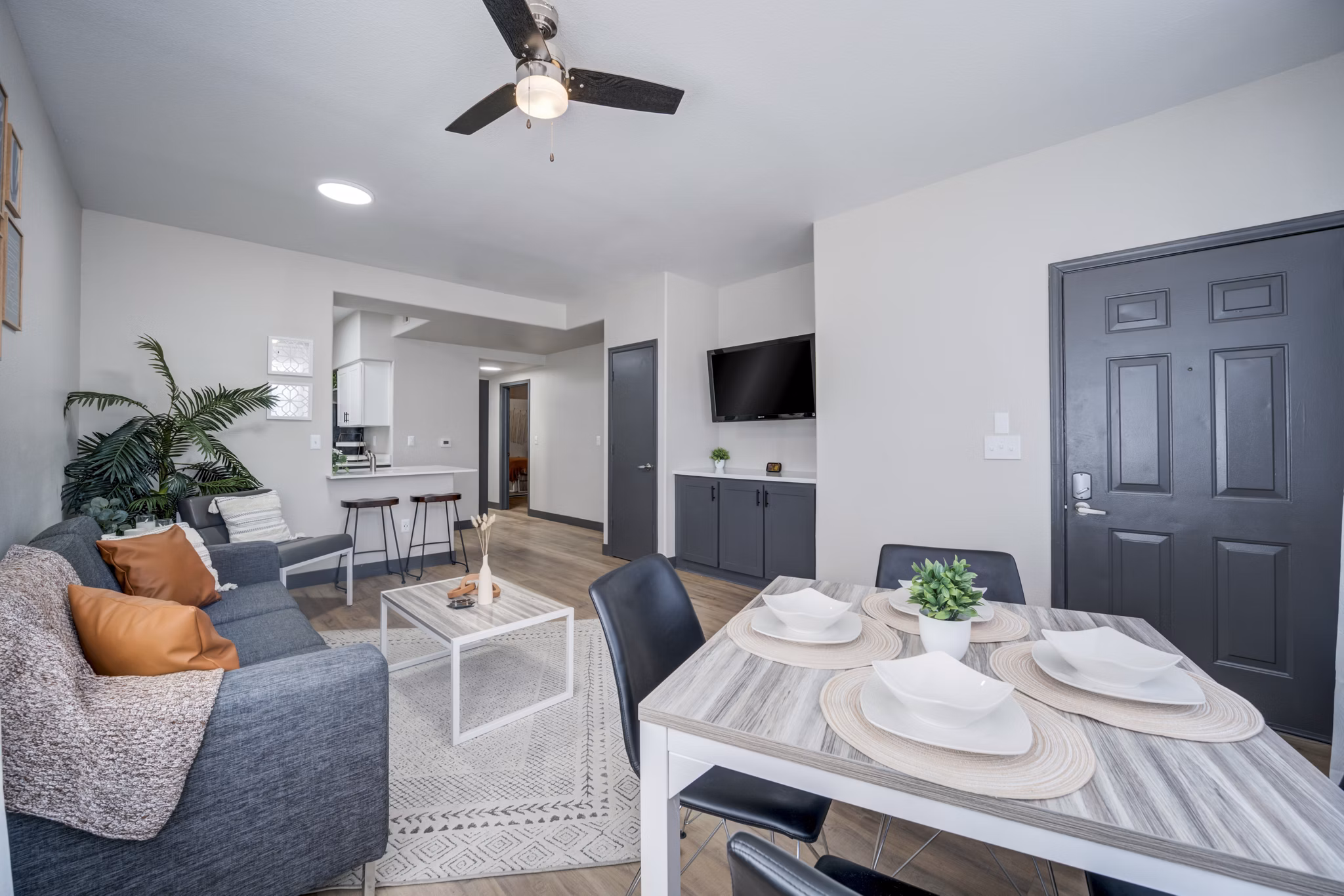 living room at Gateway at Tempe Apartments 