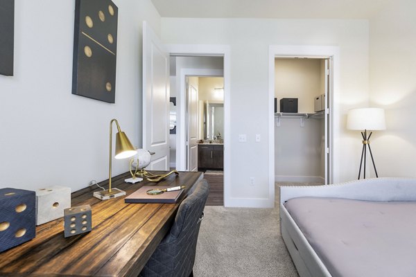 bedroom/home office at Ivy Point Klein Apartments
