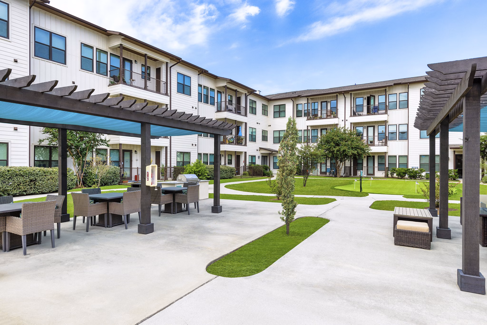 patio at Ivy Point Klein Apartments