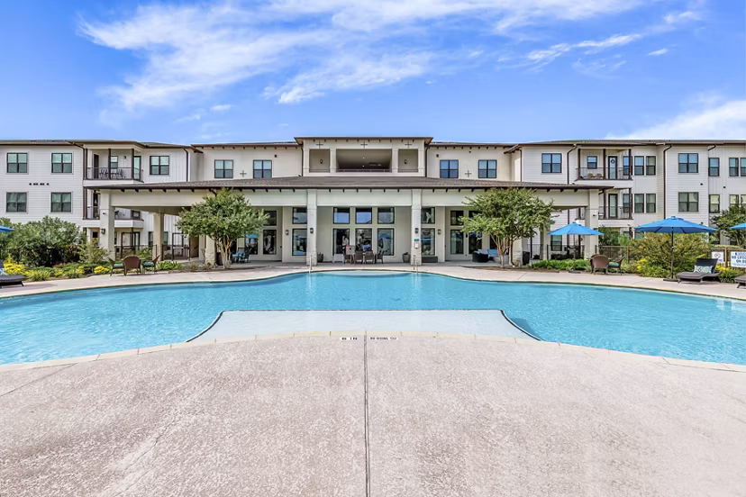 pool at Ivy Point Klein Apartments