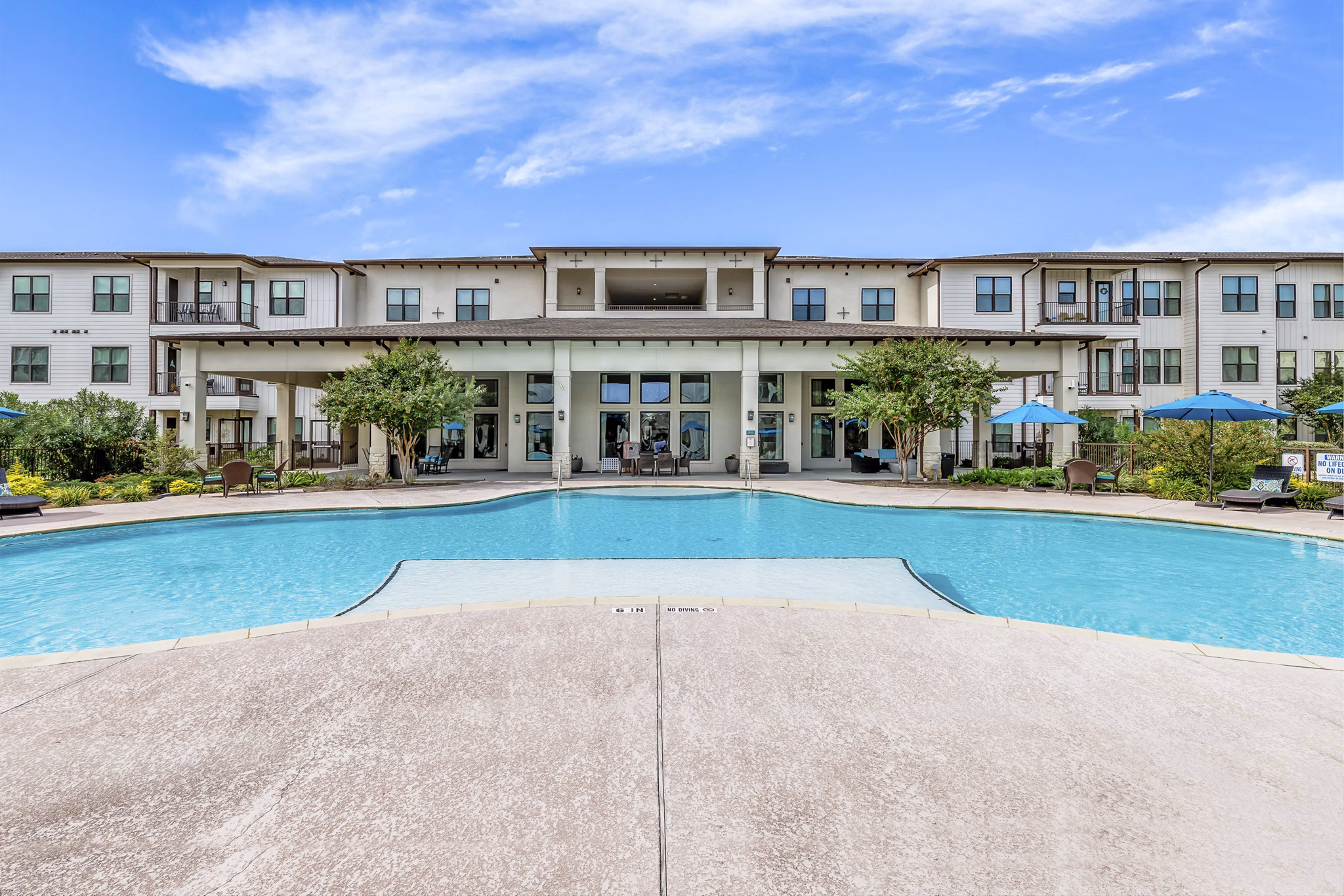 pool at Ivy Point Klein Apartments