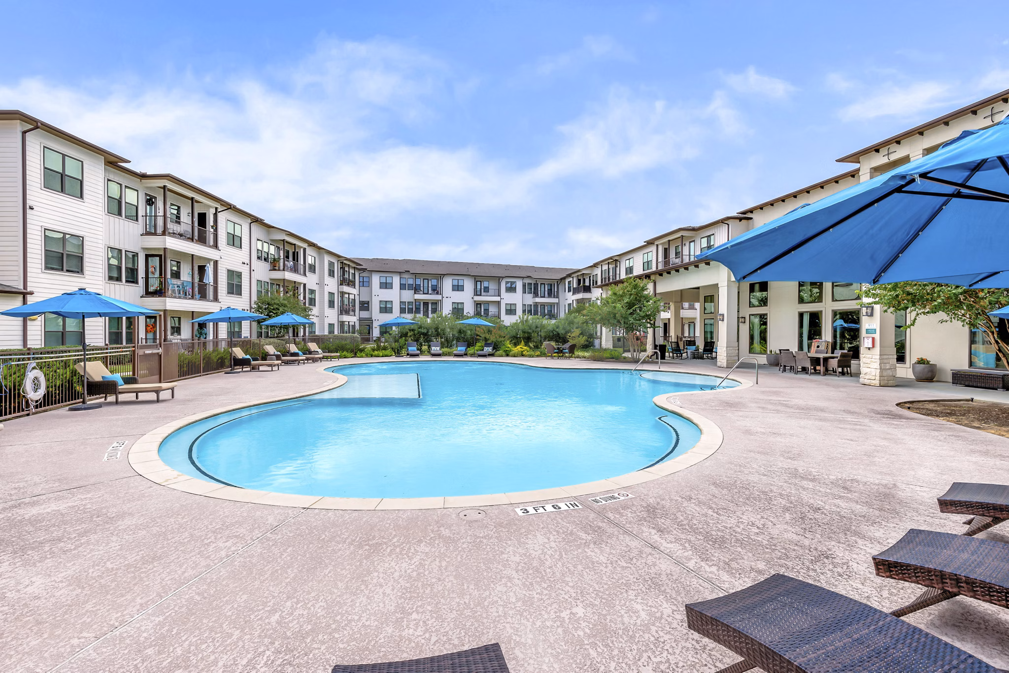 pool at Ivy Point Klein Apartments