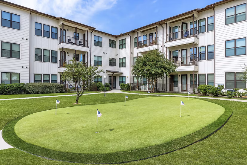 putting green at Ivy Point Klein Apartments