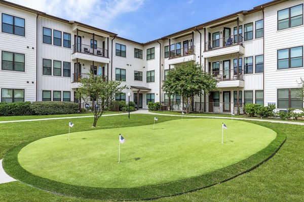 putting green at Ivy Point Klein Apartments