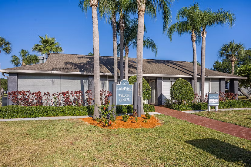 Lake Pointe Apartments: Elegant lakeside luxury apartments with green spaces in the heart of Frisco