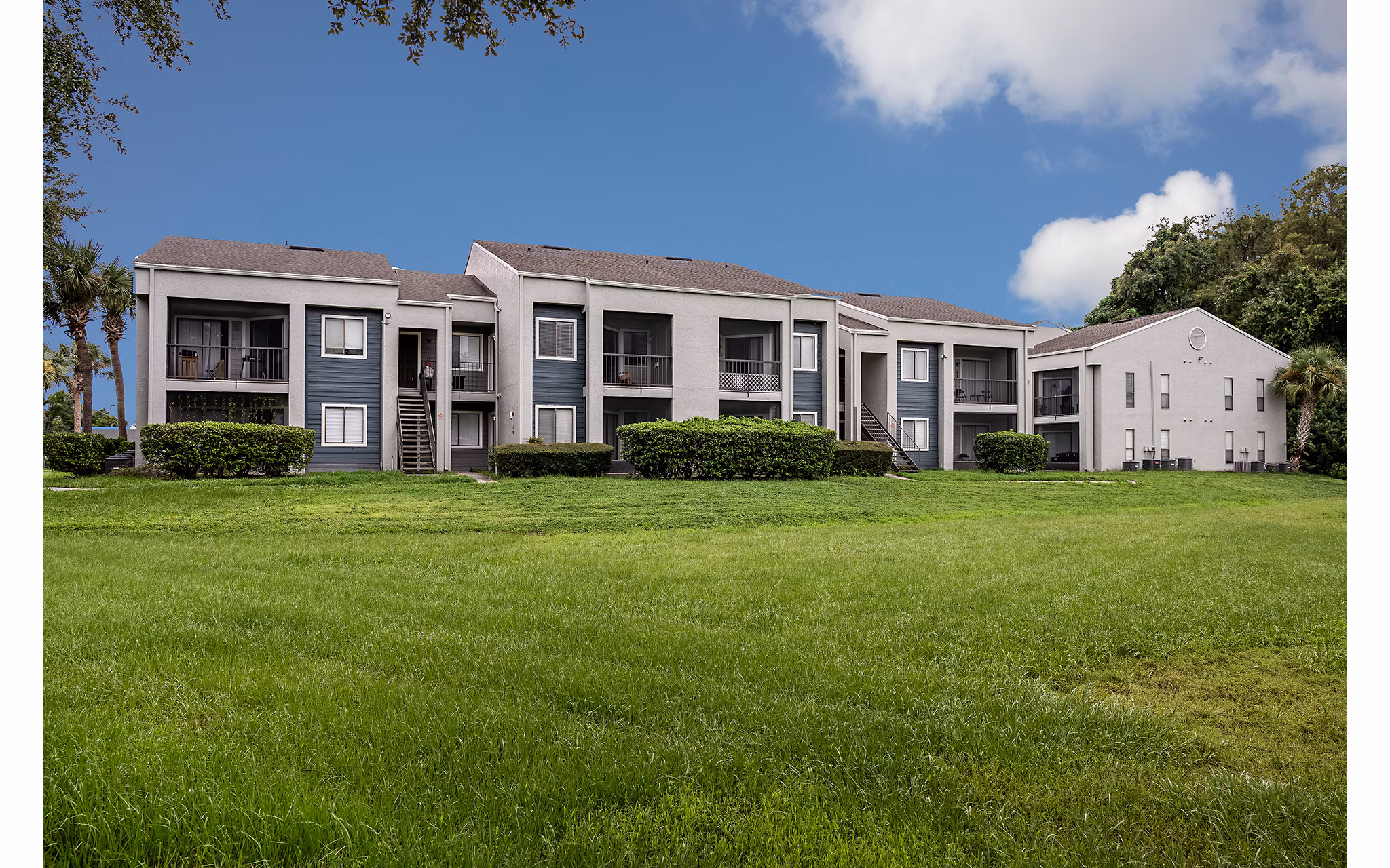 exterior at Cadia on the Loop Apartments 