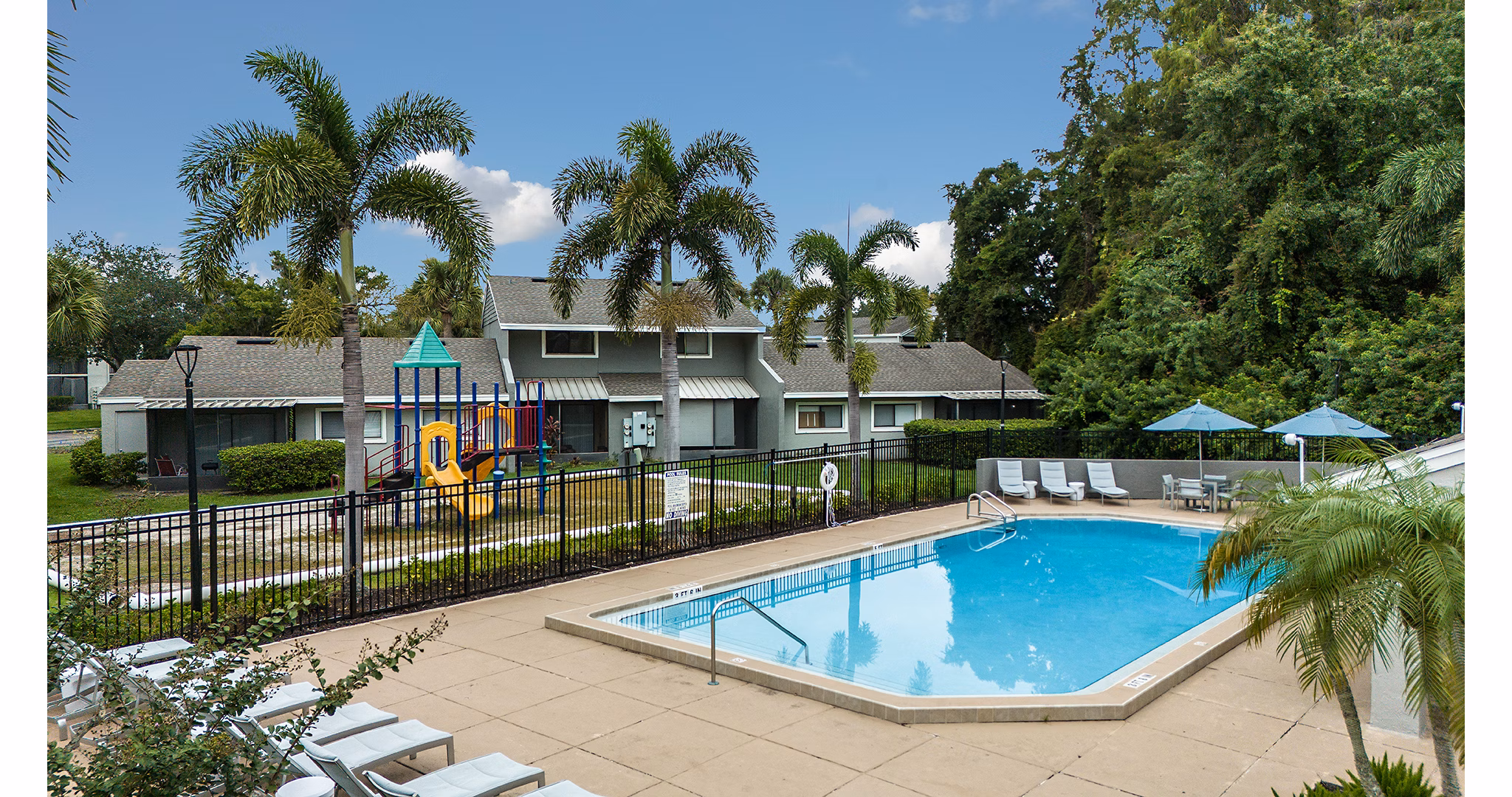 pool at Cadia on the Loop Apartments 