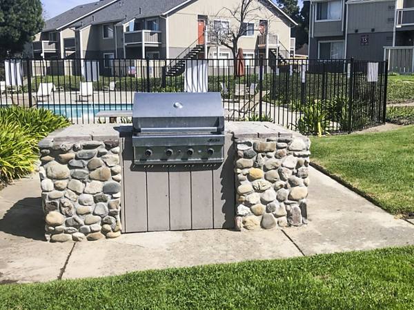 grill area at Windscape Village Apartments