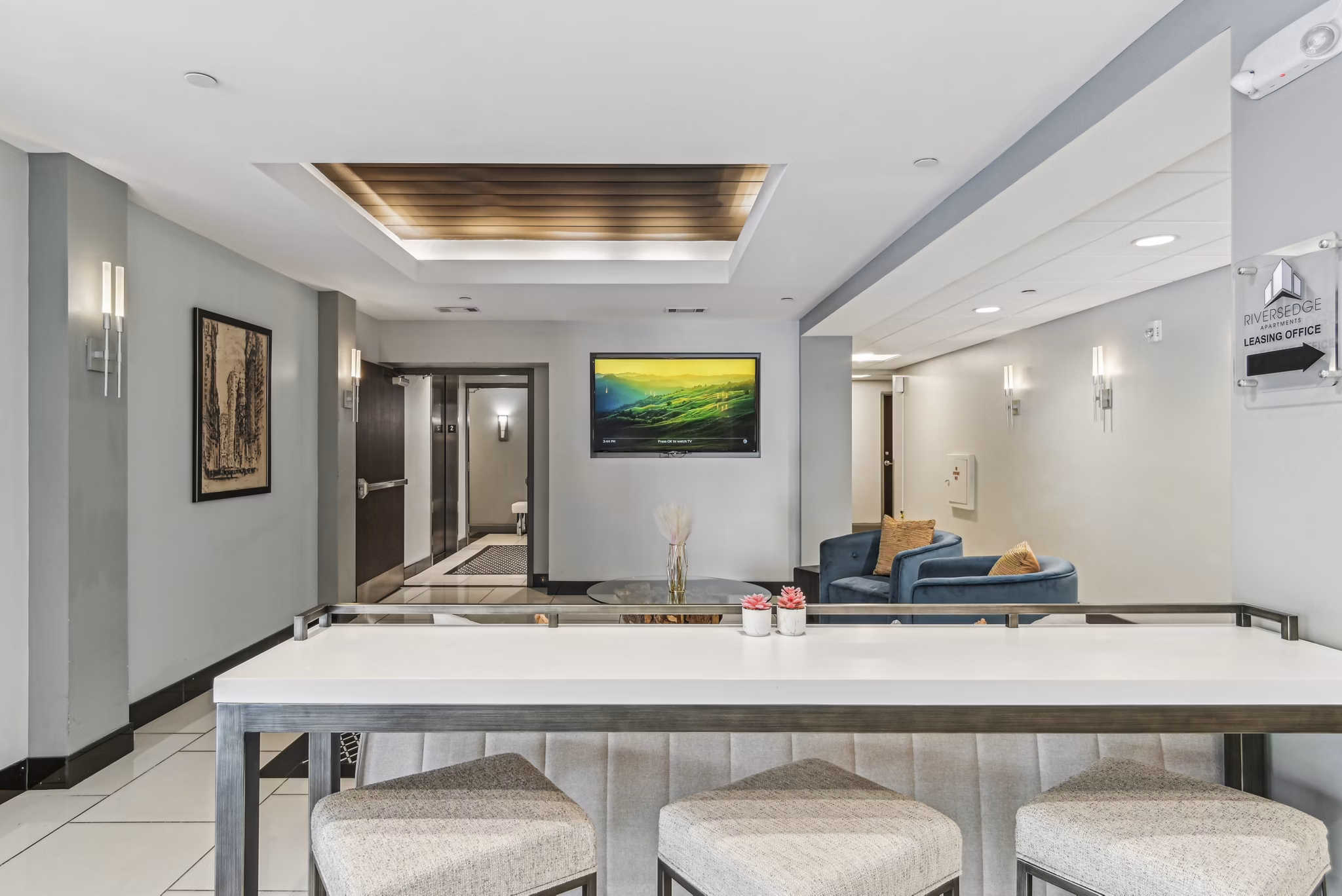 Modern clubhouse featuring stylish seating and entertainment options at Rivers Edge Apartments
