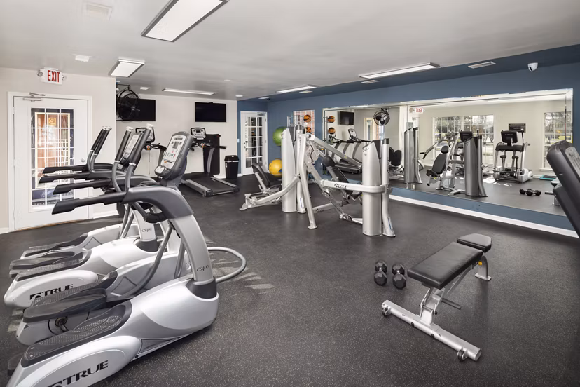 fitness center at Williamsburg Apartments 