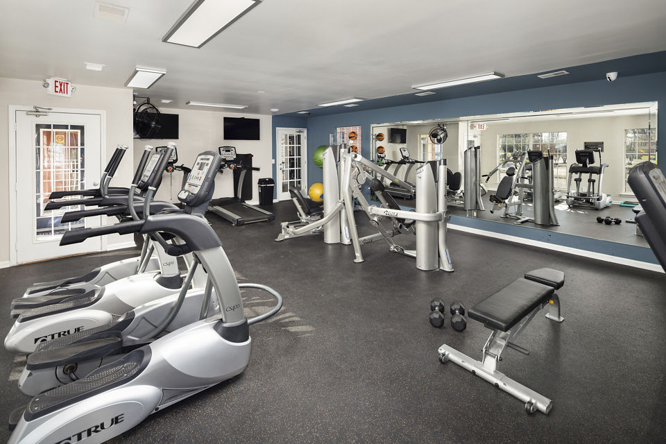 fitness center at Williamsburg Apartments 