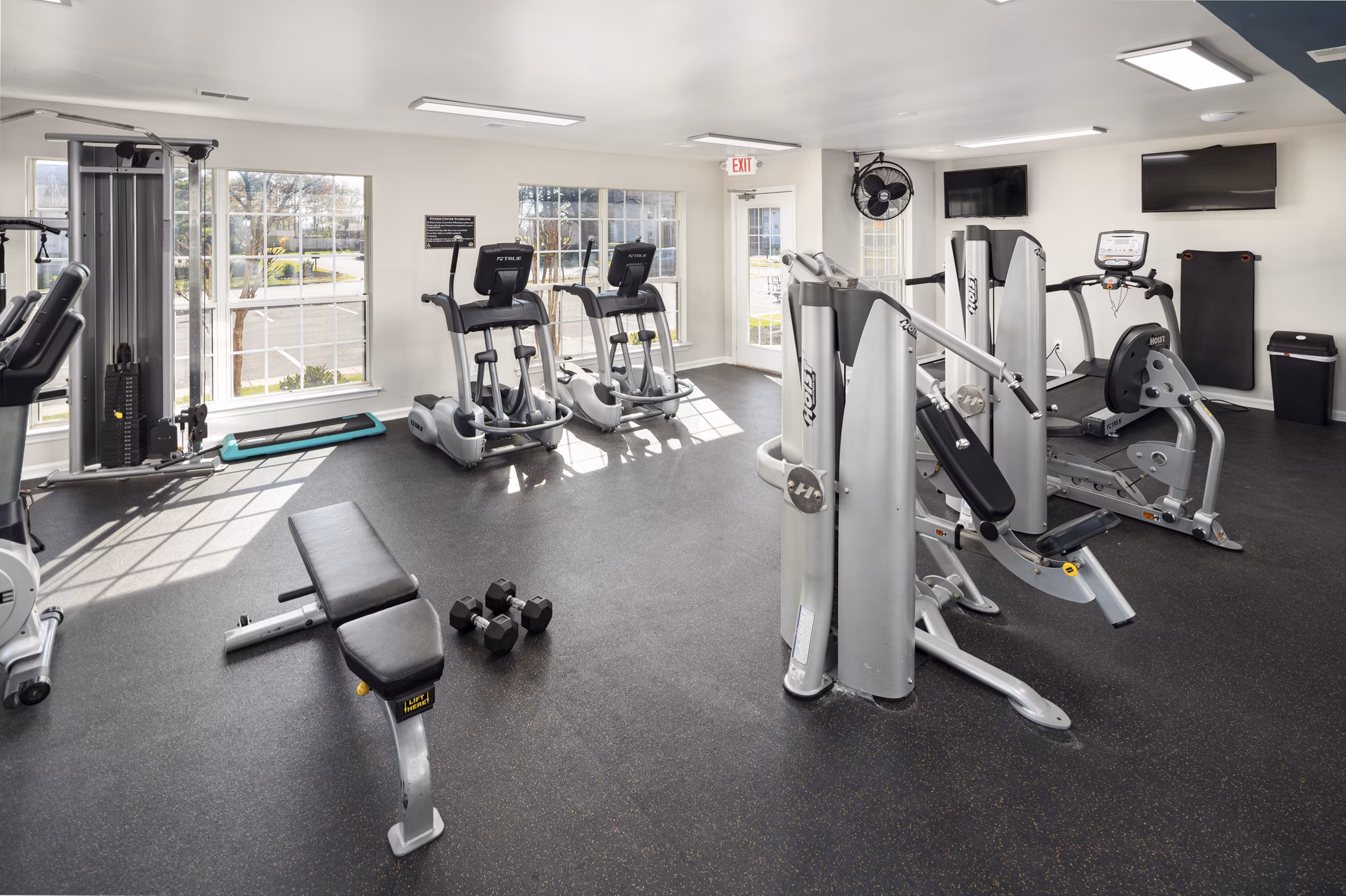fitness center at Williamsburg Apartments 
