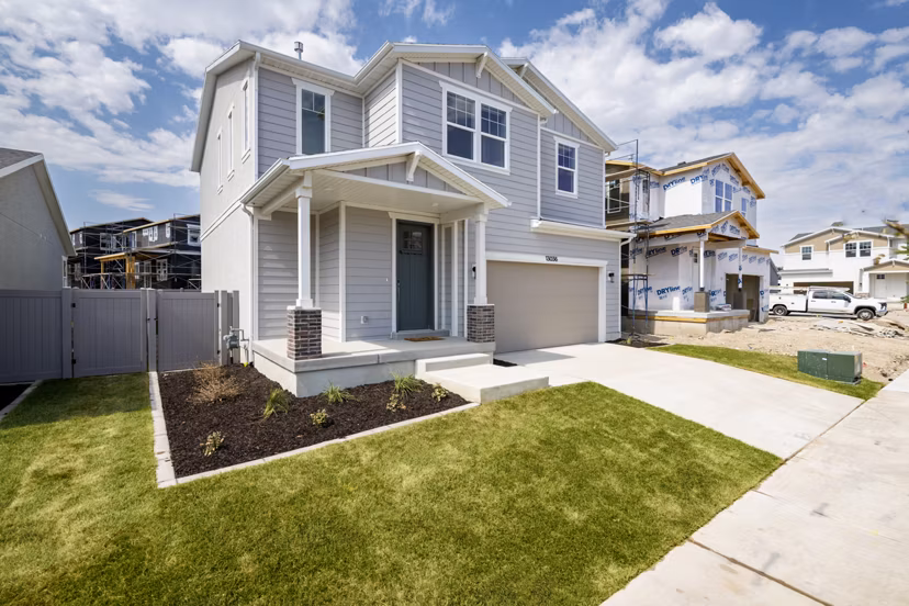 Viviano at Riverton: Elegant of luxury apartments surrounded by lush landscaping