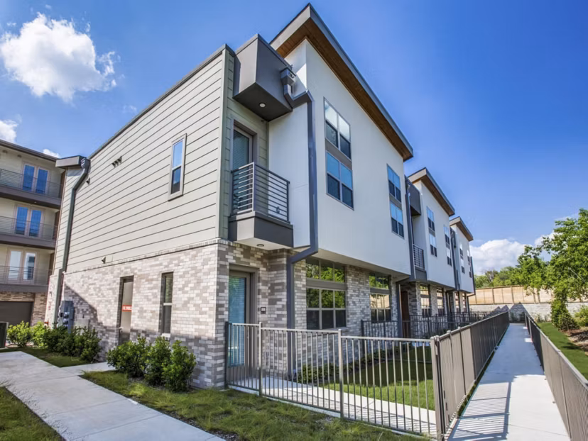 Bluffs at Midway Hollow: Elegant of luxury apartments with landscaped gardens