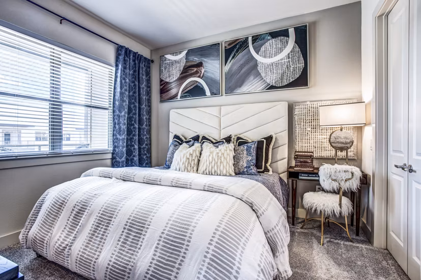 Spacious bedroom with modern furnishings in Bluffs at Midway Hollow Apartments