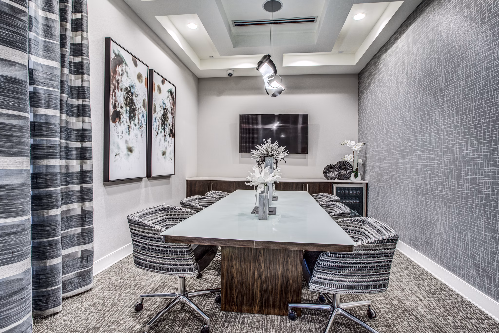 Contemporary clubhouse with cozy seating and high ceilings at Bluffs at Midway Hollow Apartments in Dallas