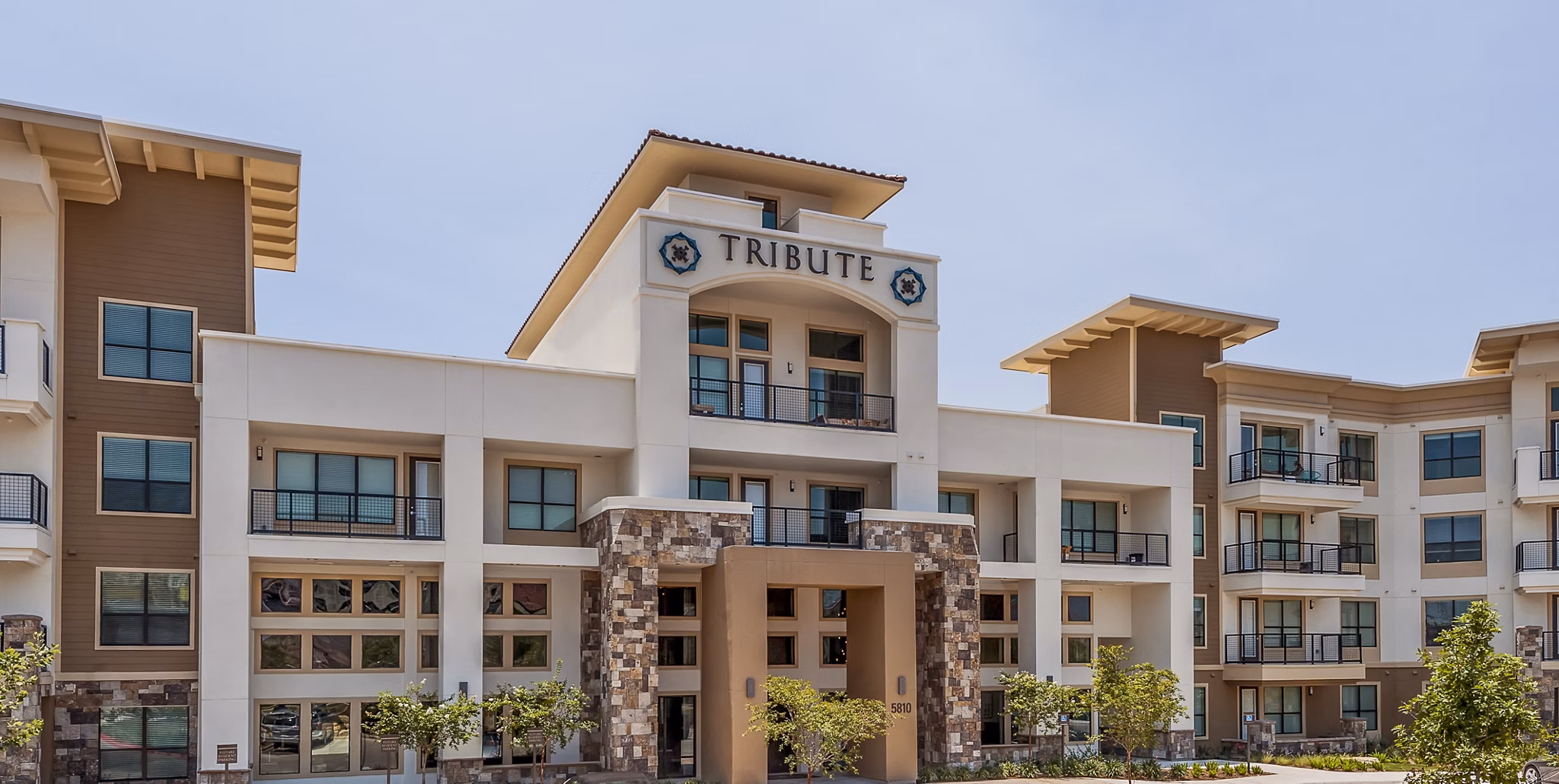 Tribute at the Rim: Contemporary of luxury apartments in a vibrant neighborhood