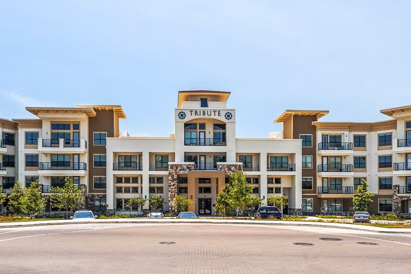 Tribute at the Rim: Modern view of luxury apartments in San Antonio