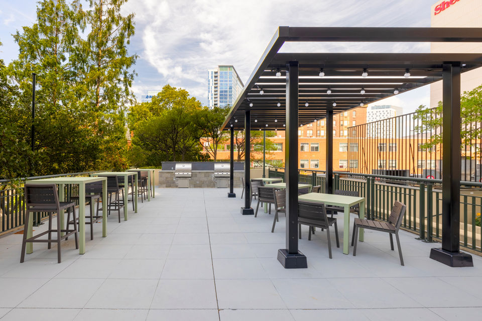 Modern grill area with seating at The Accolade on Chestnut Apartments, perfect for outdoor cooking and socializing