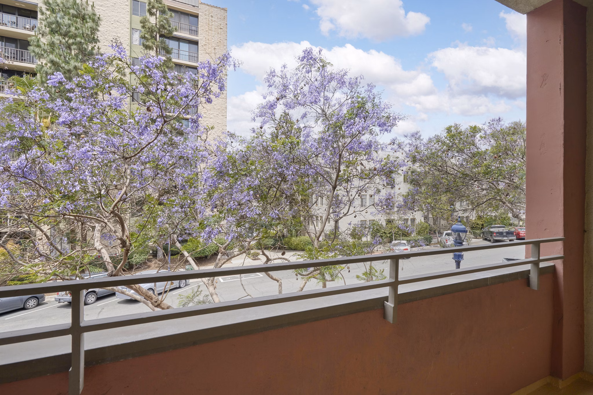 Gema Apartments: Cozy patio with city views ideal for relaxation and gatherings