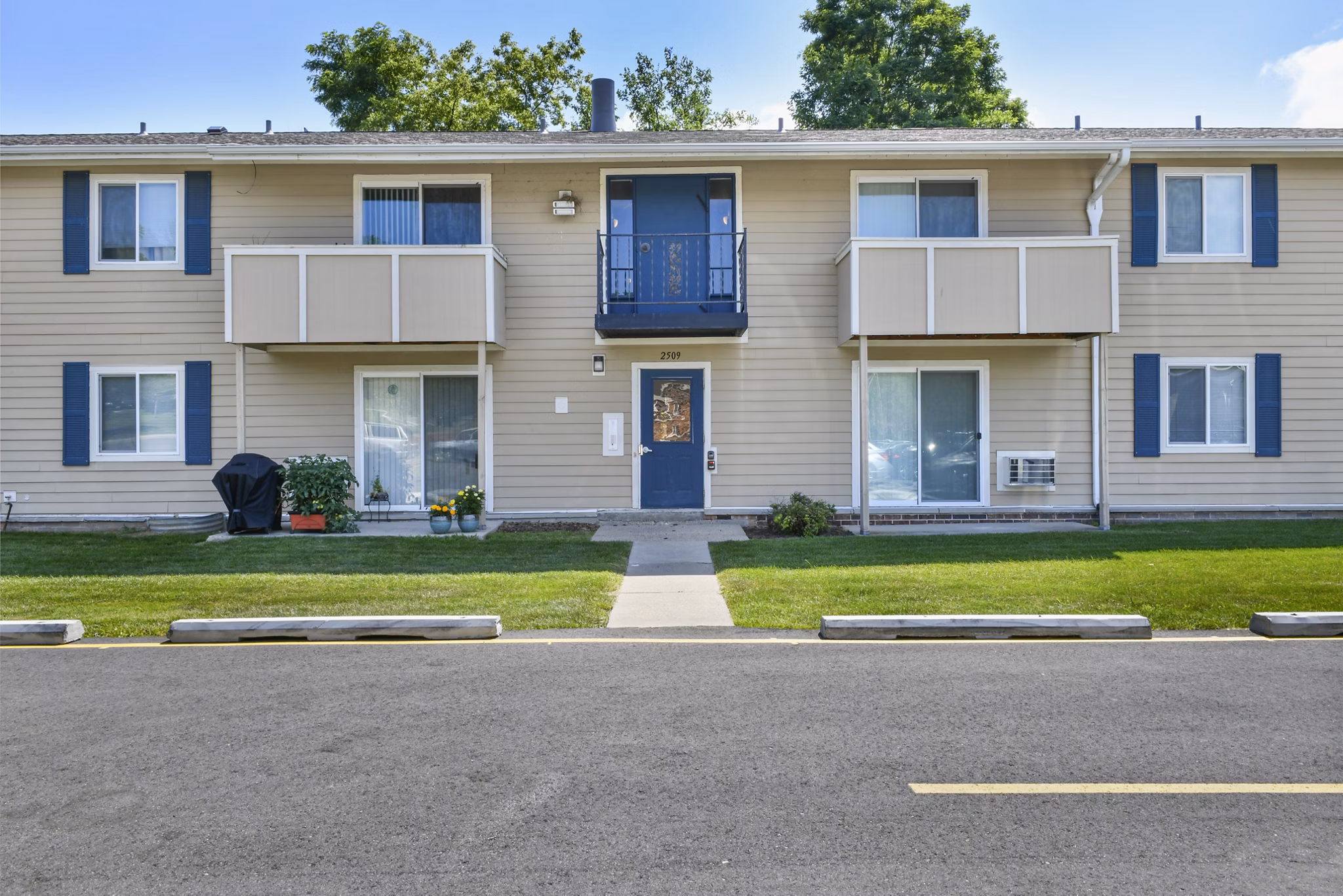 building/exterior at Sycamore Woods Apartments