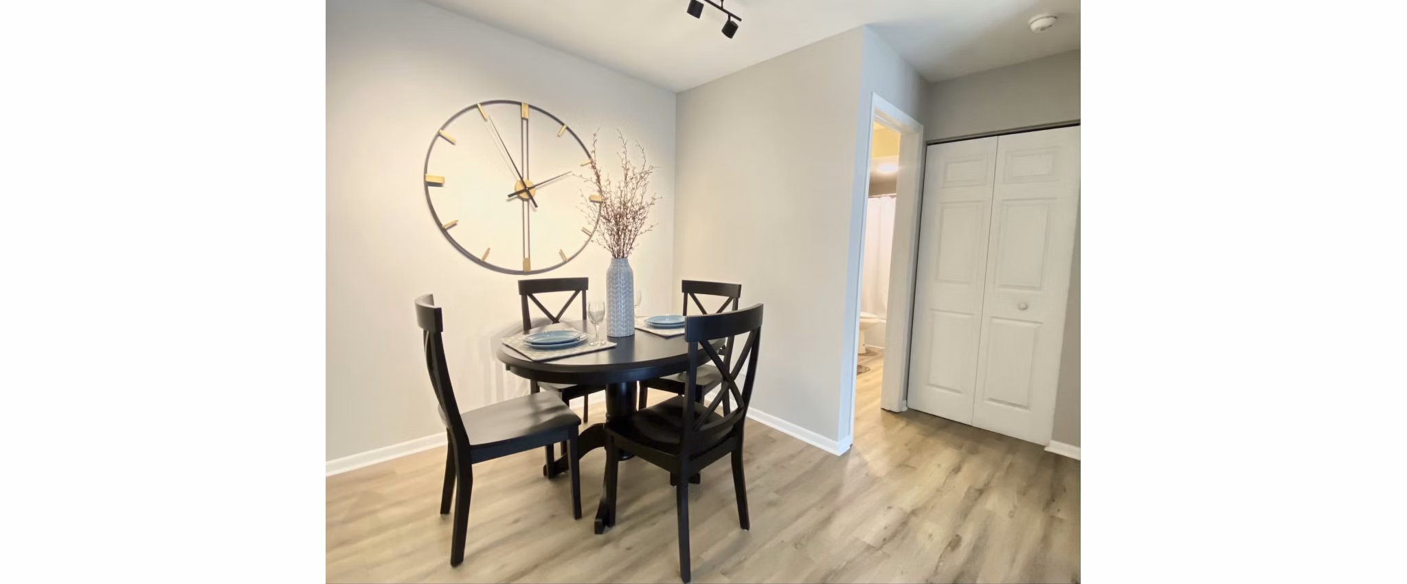dining room at Sycamore Woods Apartments