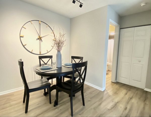 dining room at Sycamore Woods Apartments