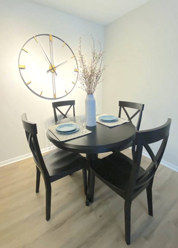 dining room at Sycamore Woods Apartments