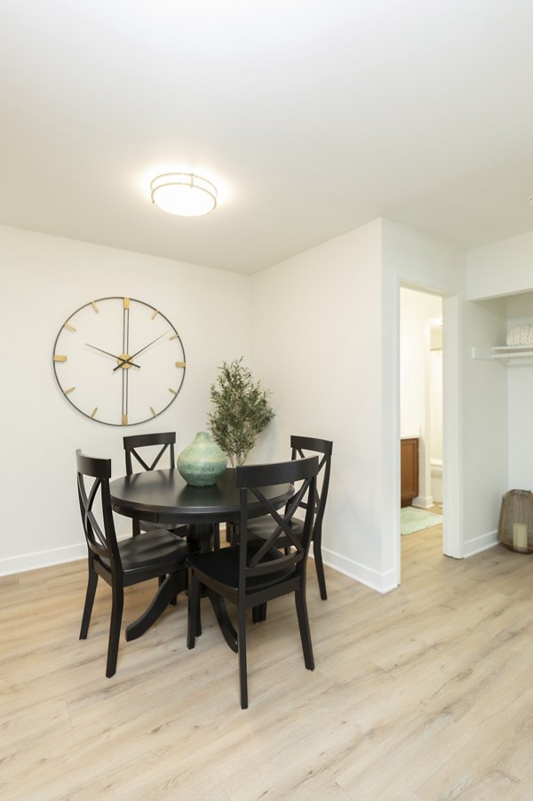 dining room at Sycamore Woods Apartments