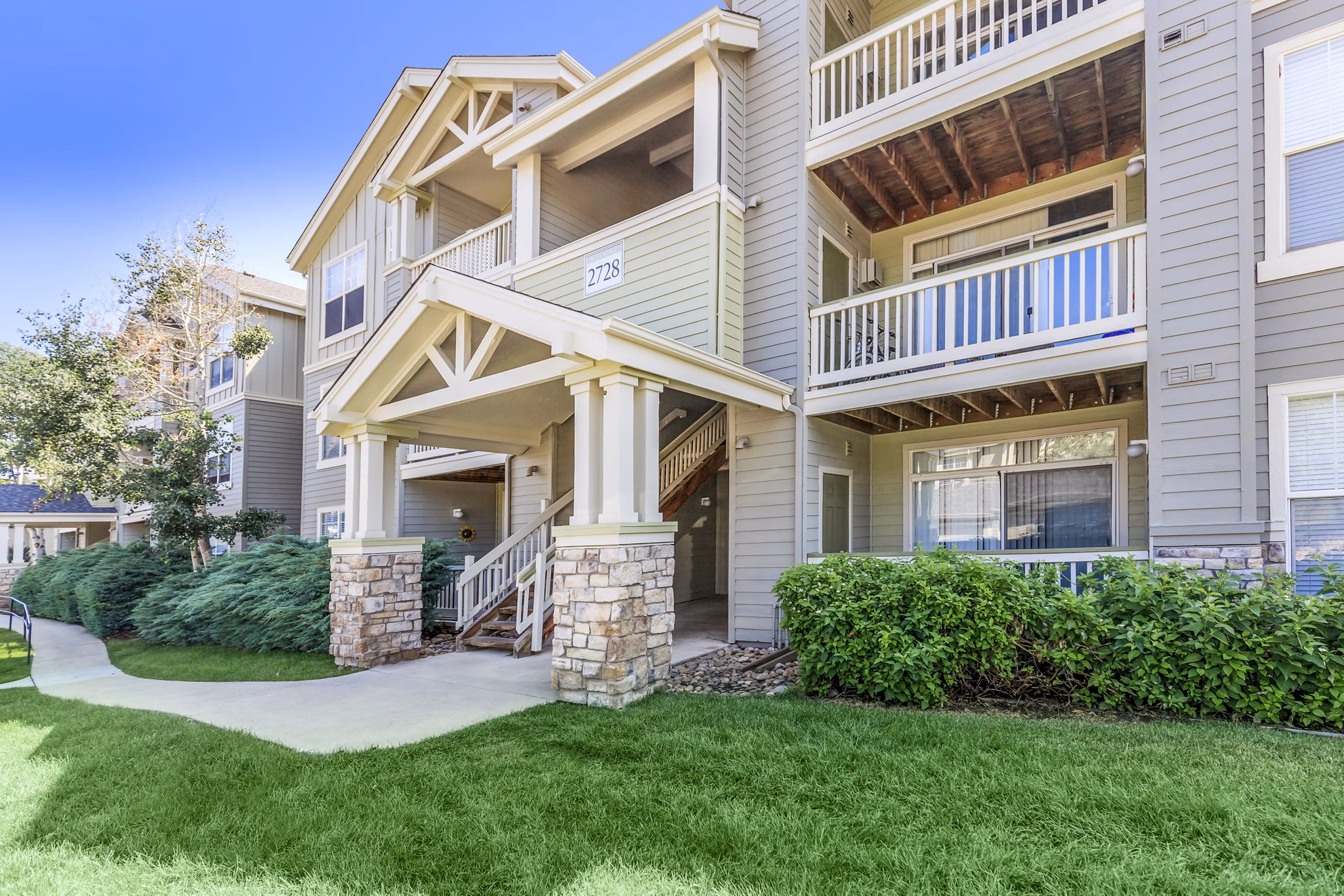 Links at Legacy Ridge: Elegant building of luxury apartments in Westminster