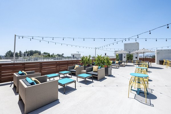 rooftop deck at Vue Los Feliz Apartments