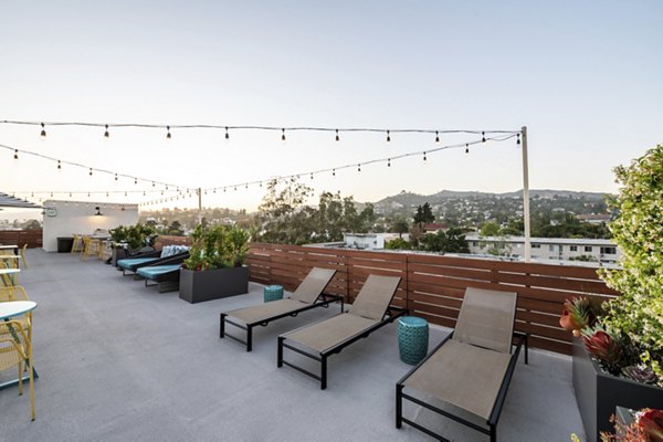 Scenic rooftop deck with lounging area and city views at Vue Los Feliz Apartments