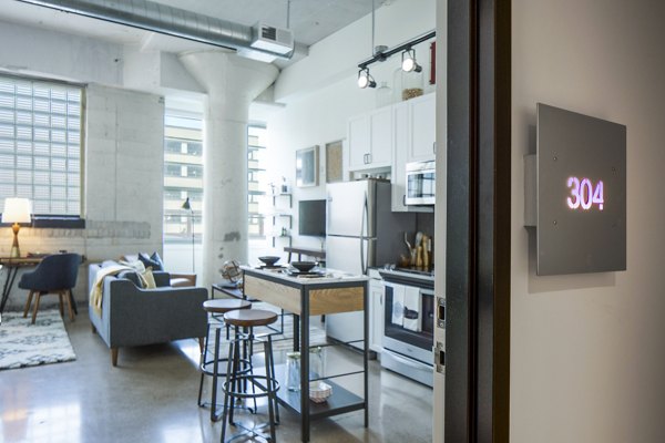 Hecht Warehouse Apartments: Modern hallway entrance with open kitchen design