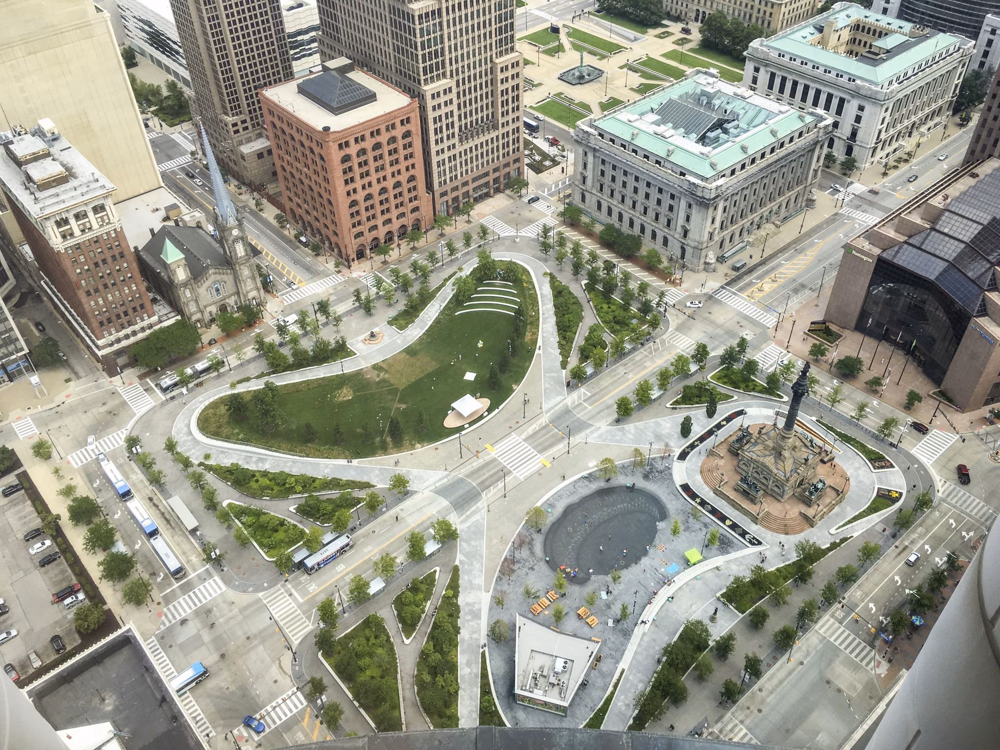 The Edge Apartments: Scenic downtown park view from luxury high-rise