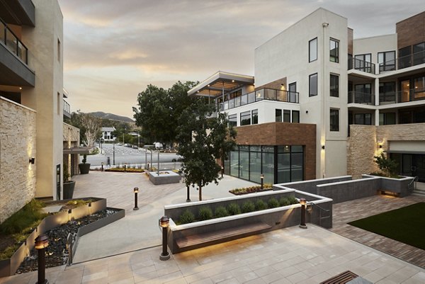 courtyard at Santal Thousand Oaks Apartments