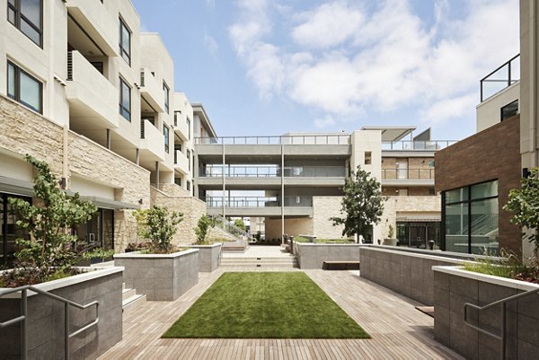 courtyard at Santal Thousand Oaks Apartments