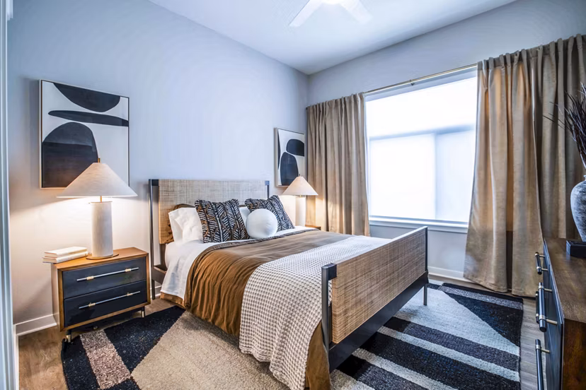 Cozy bedroom with modern furnishings at Lynwind Apartments