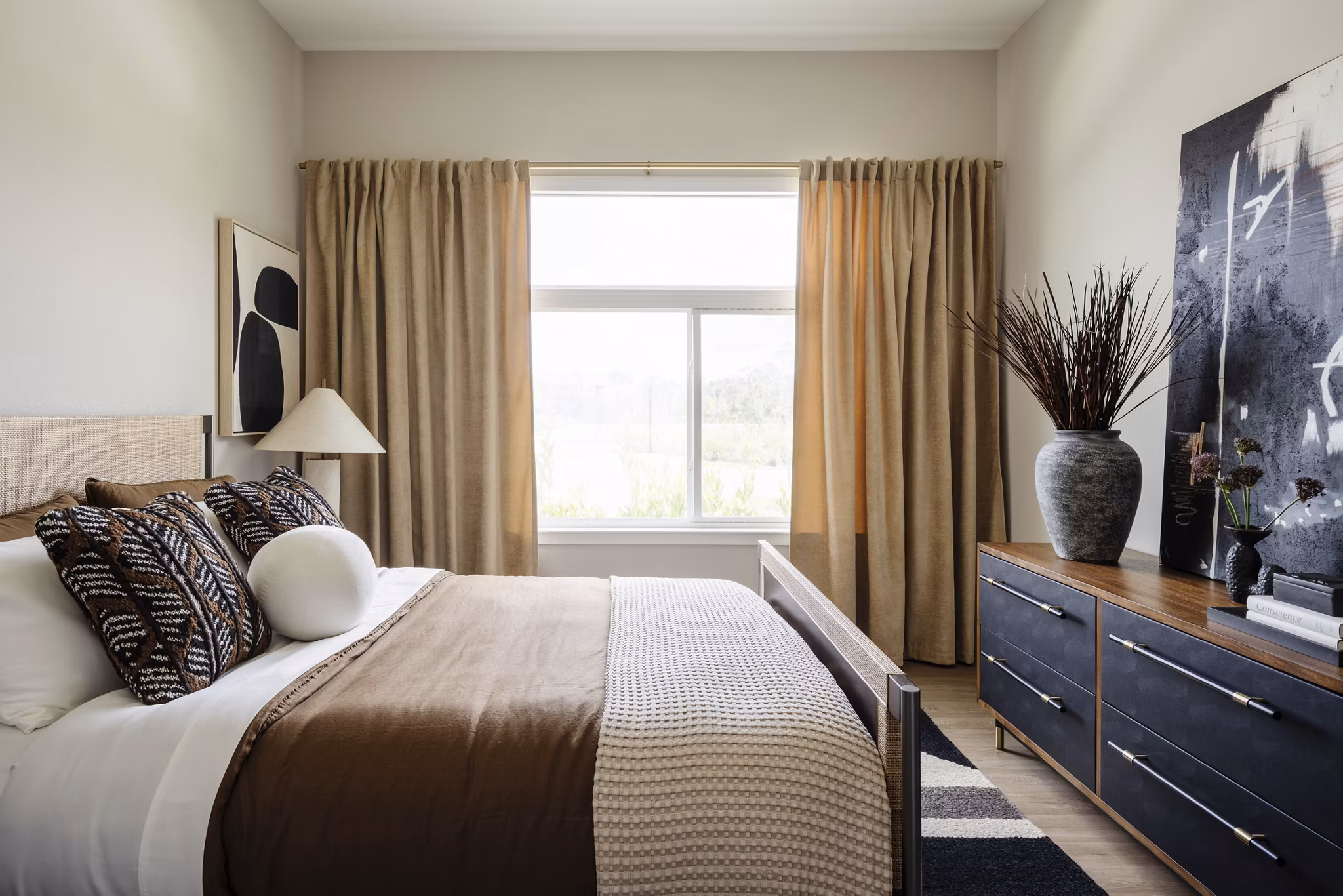 Cozy bedroom with plush bedding at Lynwind Apartments
