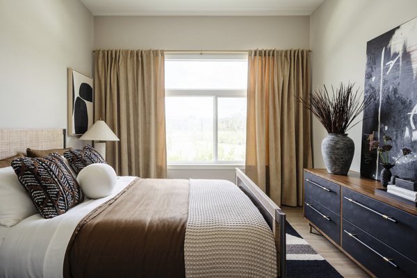 Cozy bedroom with plush bedding at Lynwind Apartments