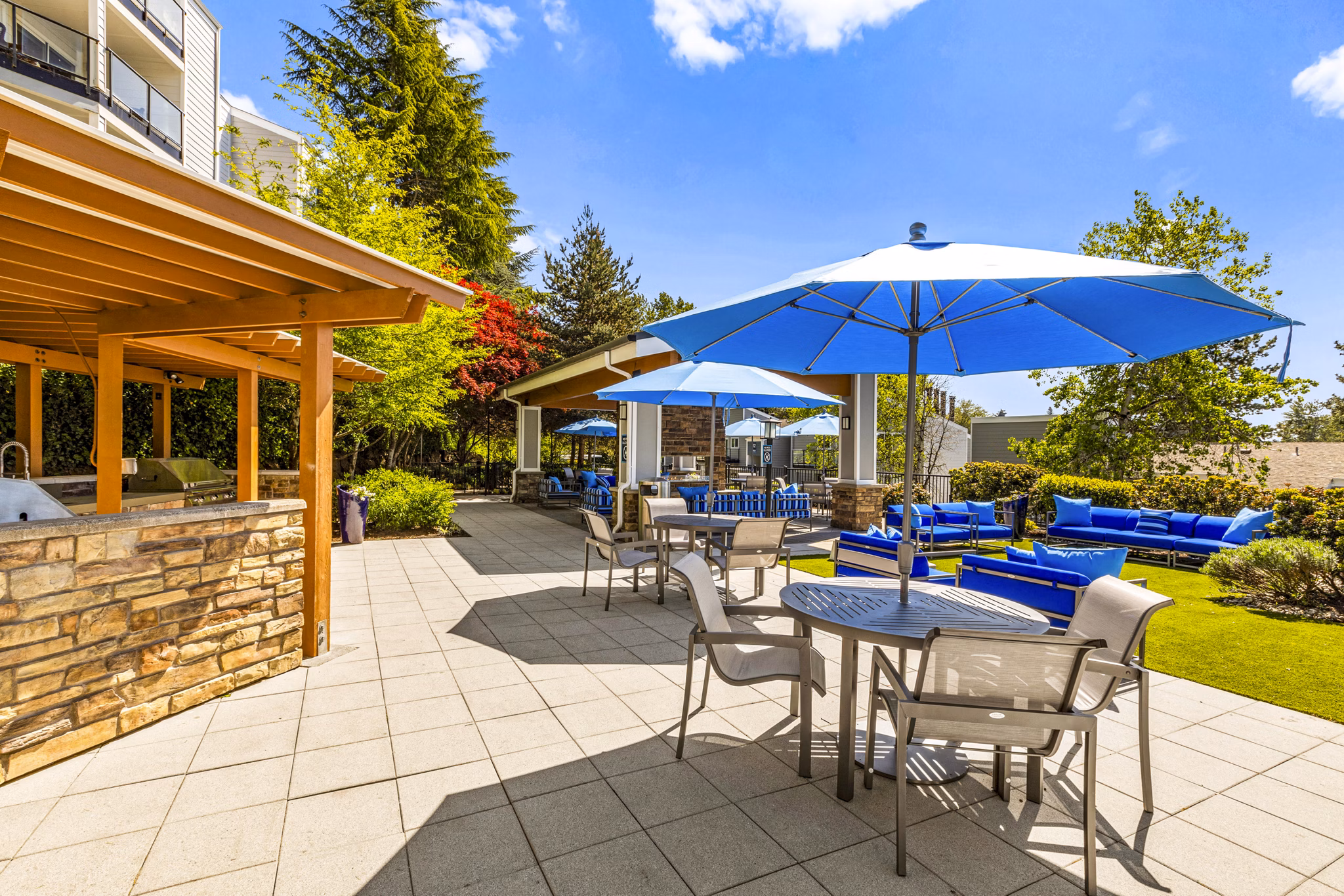 Grill area and patio with modern outdoor seating at Lakeview at Newcastle Apartments