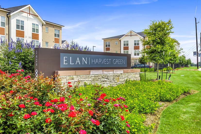Elan Harvest Green: Elegant signage and modern building in Richmond apartments